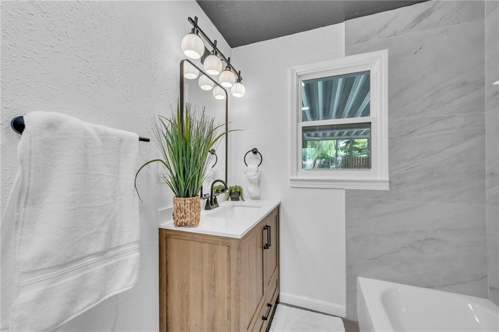 718 E Red Road — photo 29