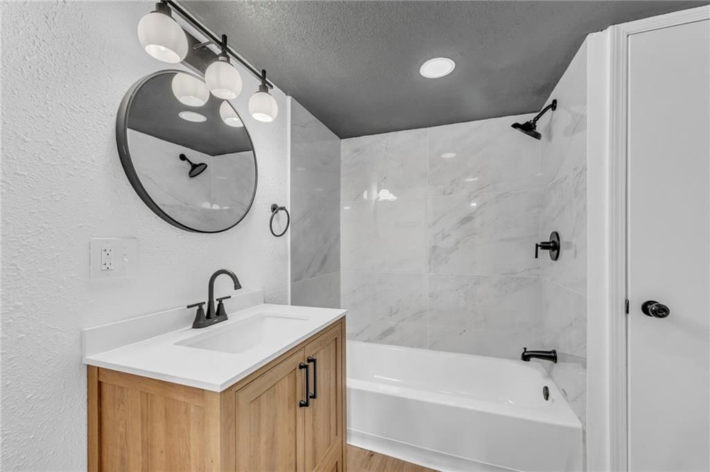 718 E Red Road — photo 35