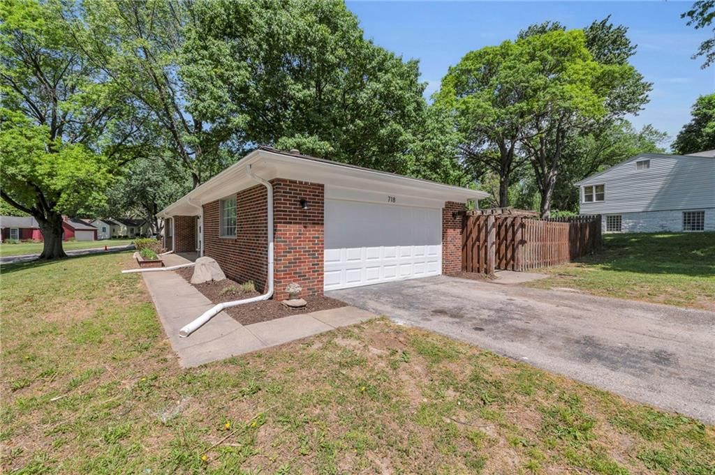 718 E Red Road — photo 8