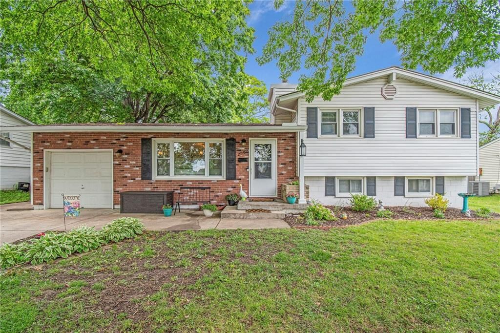 2002 NE 64th Street, Gladstone, MO