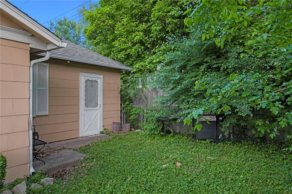 8249 Ward Parkway — photo 22