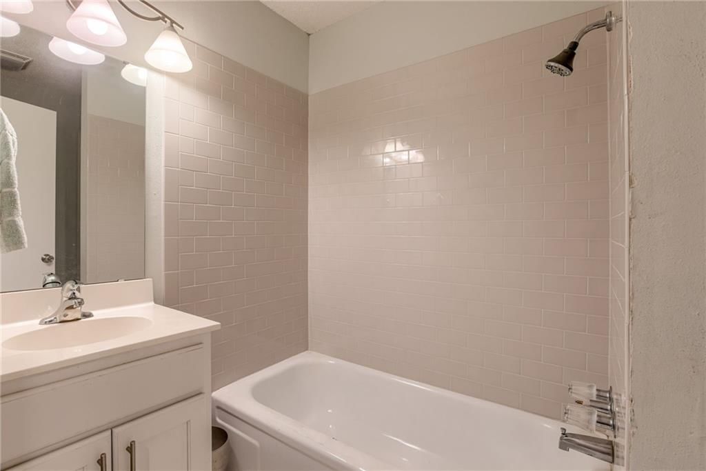 302 E 11th Street — photo 20