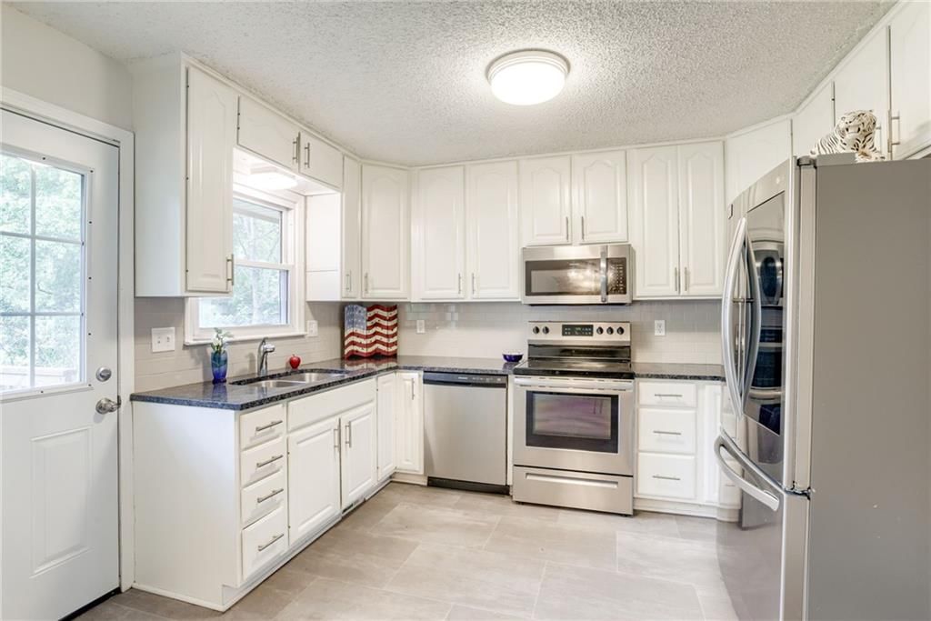 302 E 11th Street — photo 9