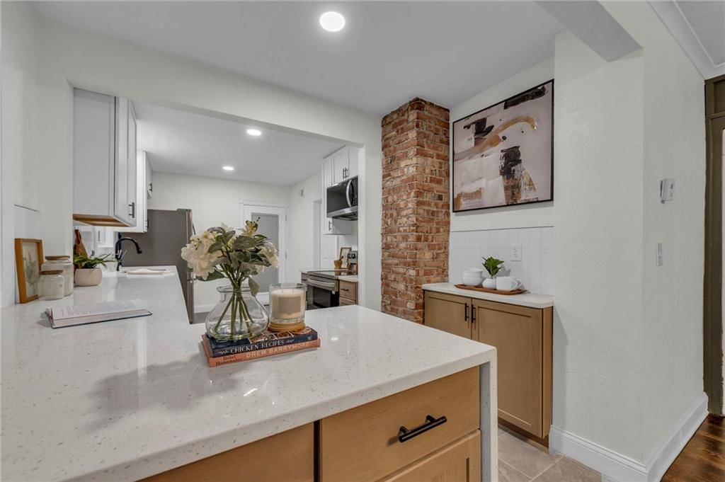 5717 Oak Street — photo 11