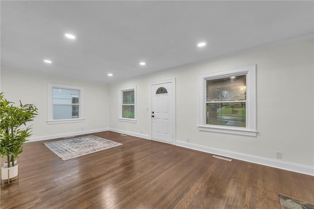 5717 Oak Street — photo 8