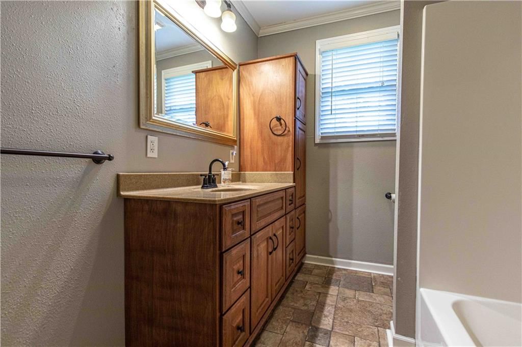 813 E 9th Street — photo 20
