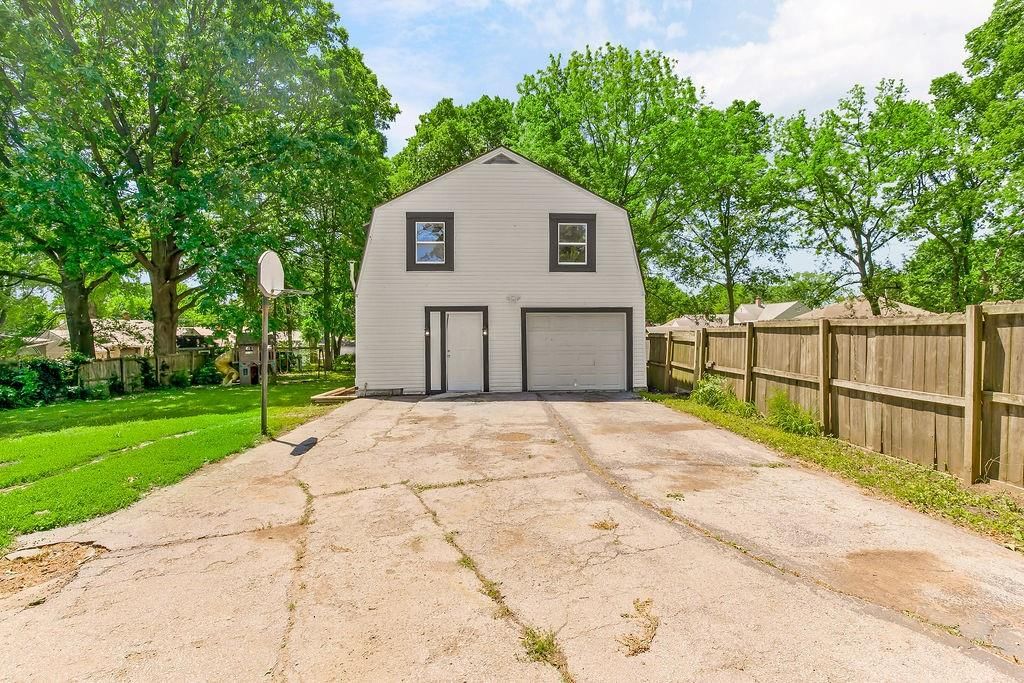 111 W Southside Boulevard — photo 26