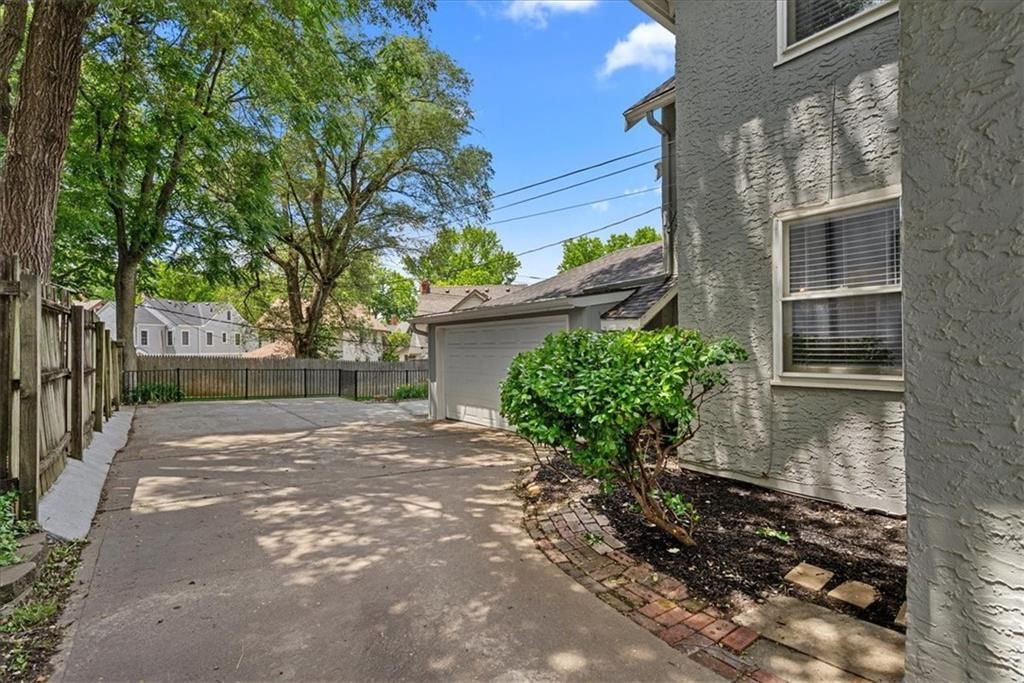 7224 Ward Parkway — photo 35