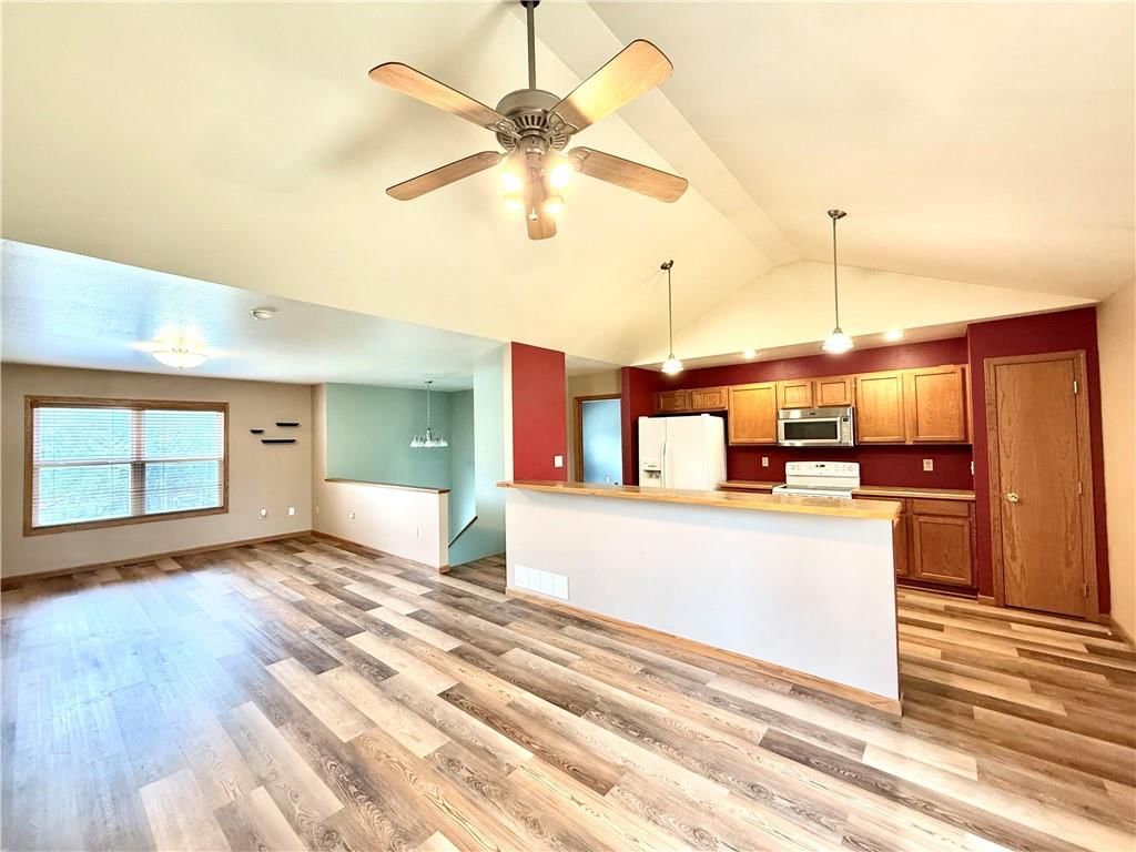 1015 E THOMPSON Street — photo 3