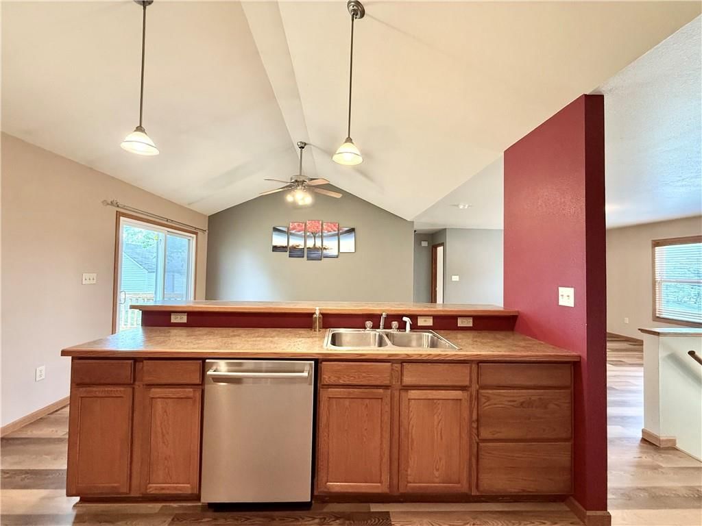 1015 E THOMPSON Street — photo 8