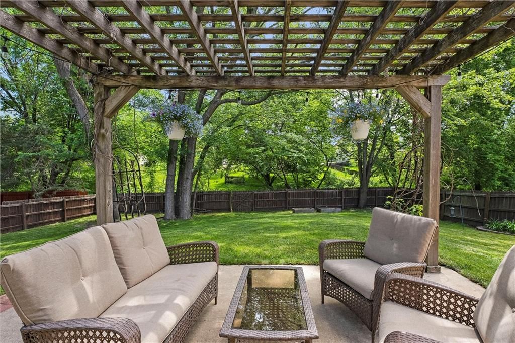 617 SE Pendleton Drive — photo 2