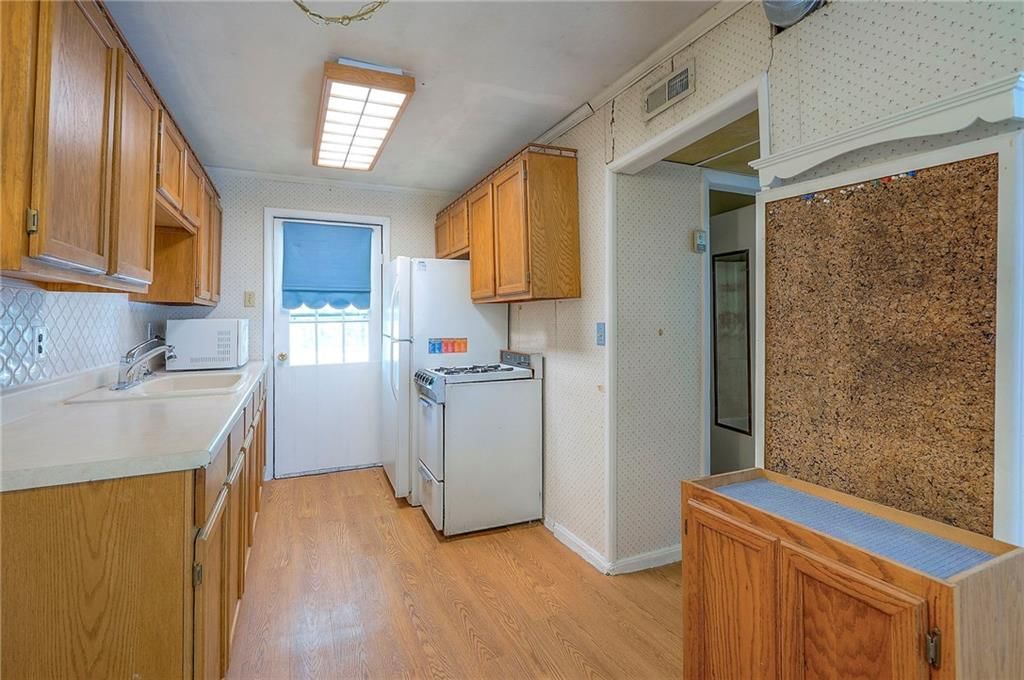 8636 Walmer Street — photo 26