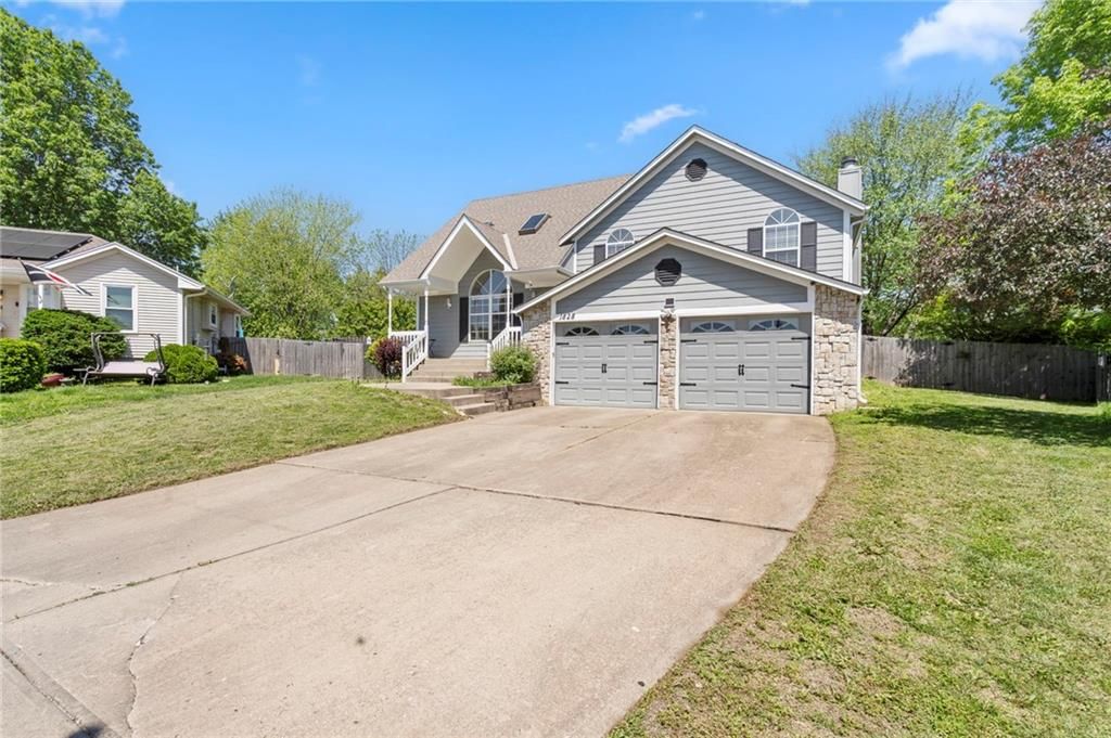 1828 NE Burgandy Circle — photo 2