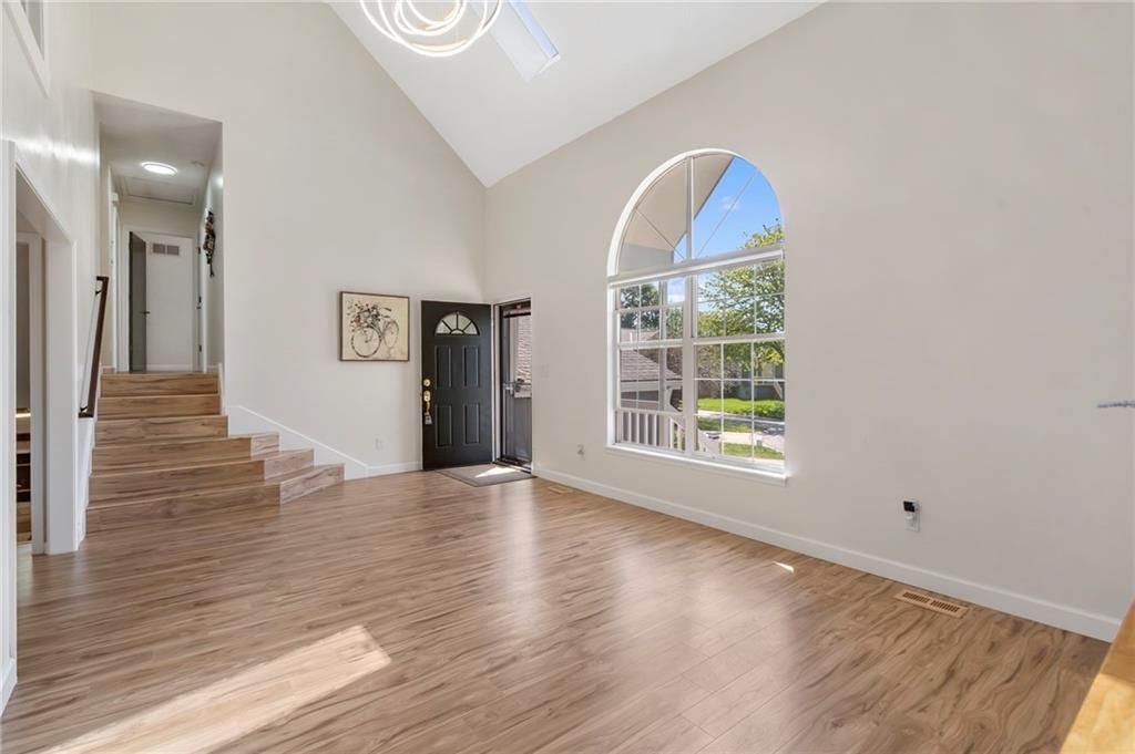 1828 NE Burgandy Circle — photo 4