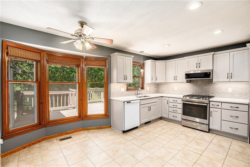 6116 N Amoret Avenue — photo 9