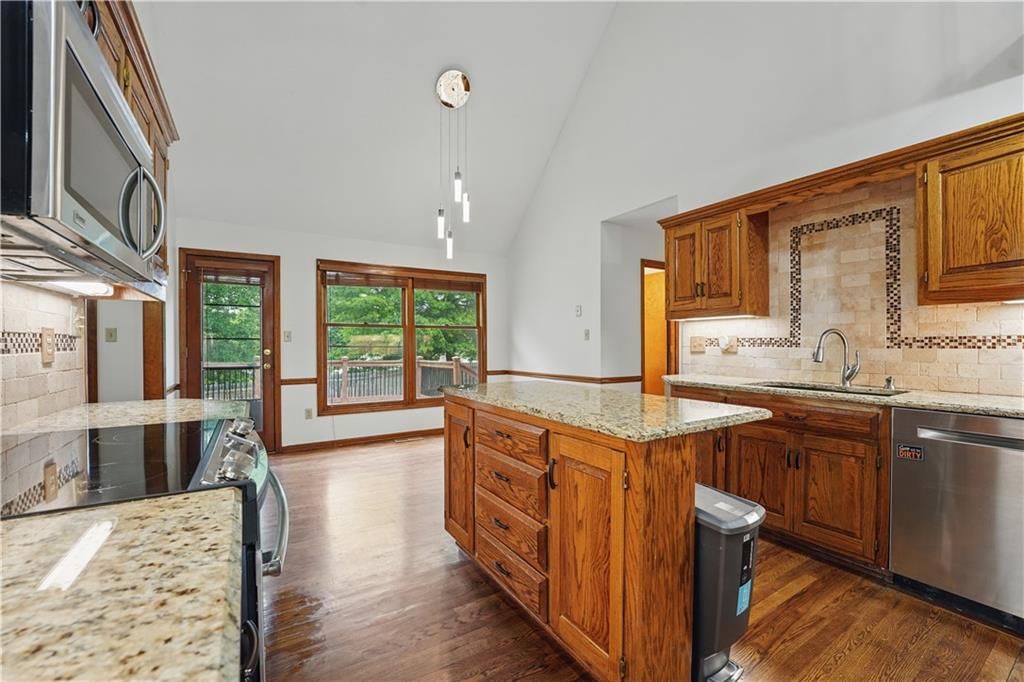 809 NE Jamestown Court — photo 9