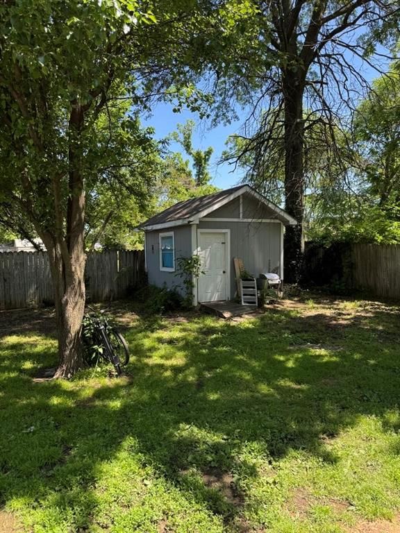 210 W Walnut Street — photo 9