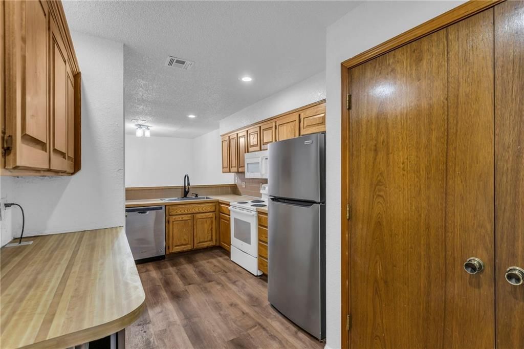 1528 E 123rd Street — photo 11