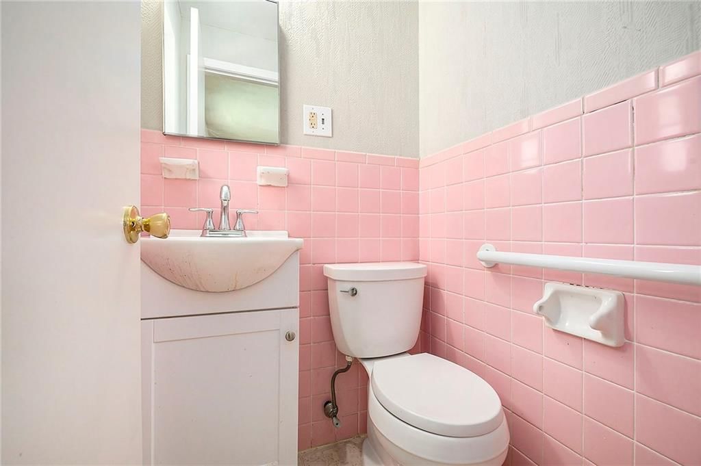 501 Maple Avenue — photo 11