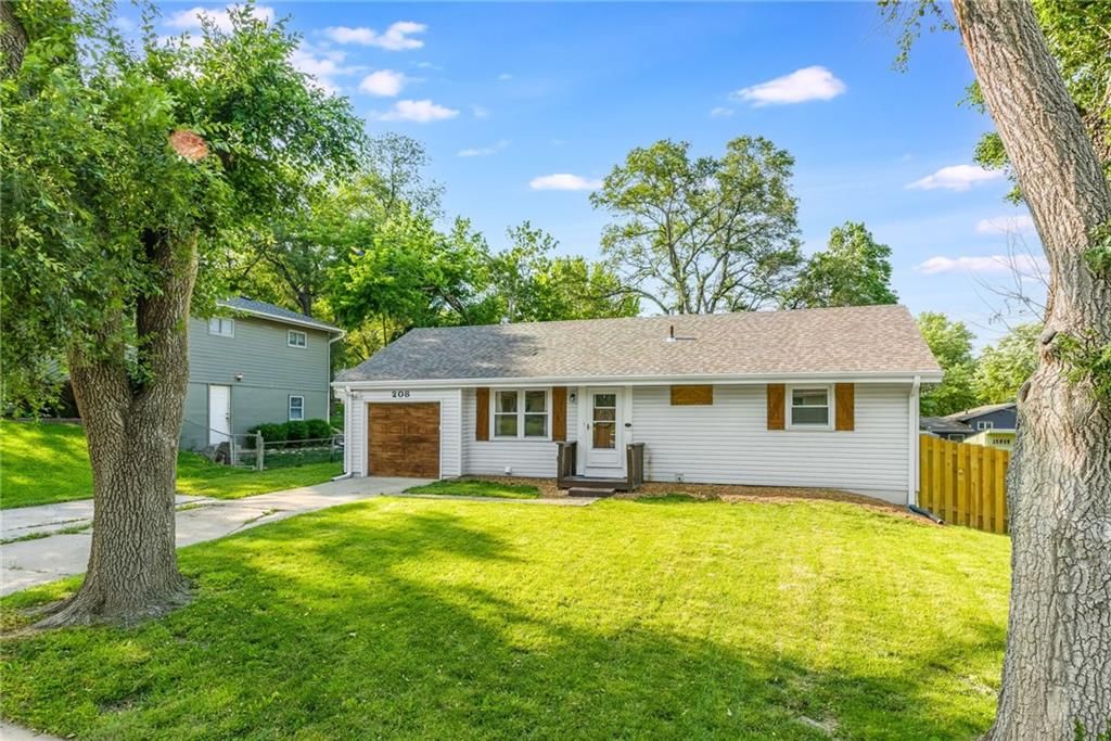 208 JACKSON Avenue — photo 2