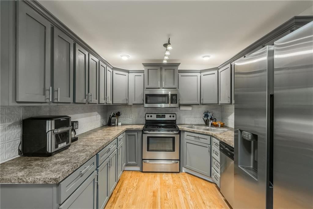208 JACKSON Avenue — photo 11