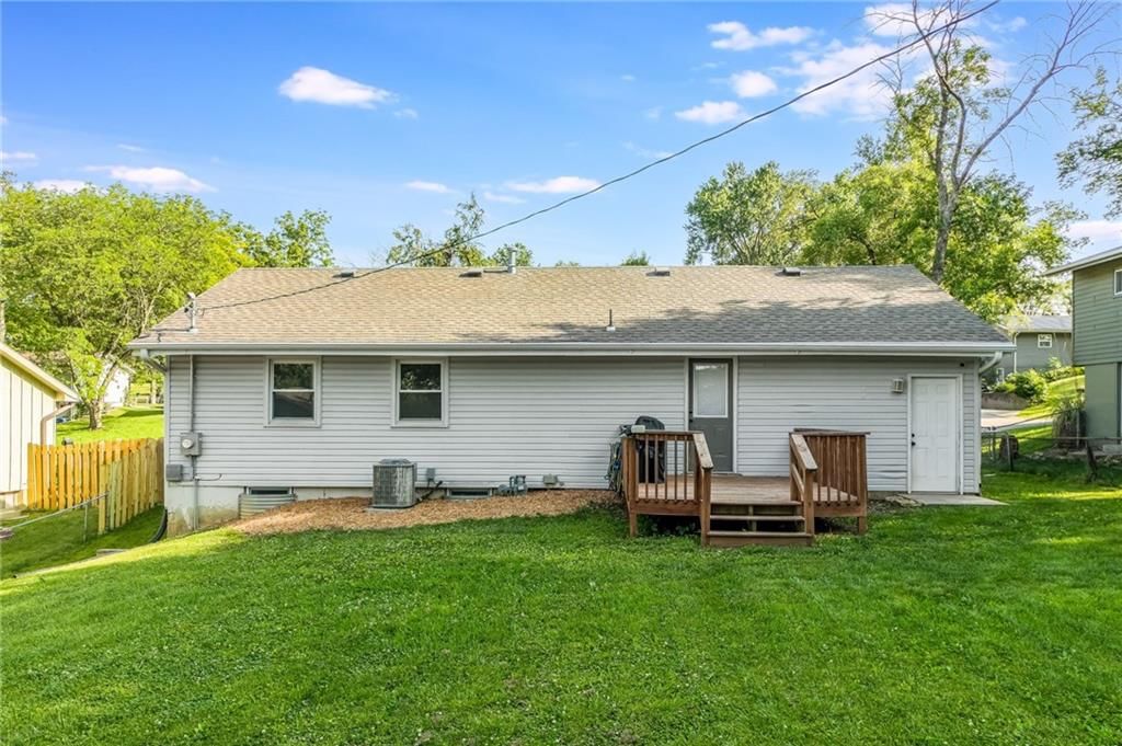 208 JACKSON Avenue — photo 3