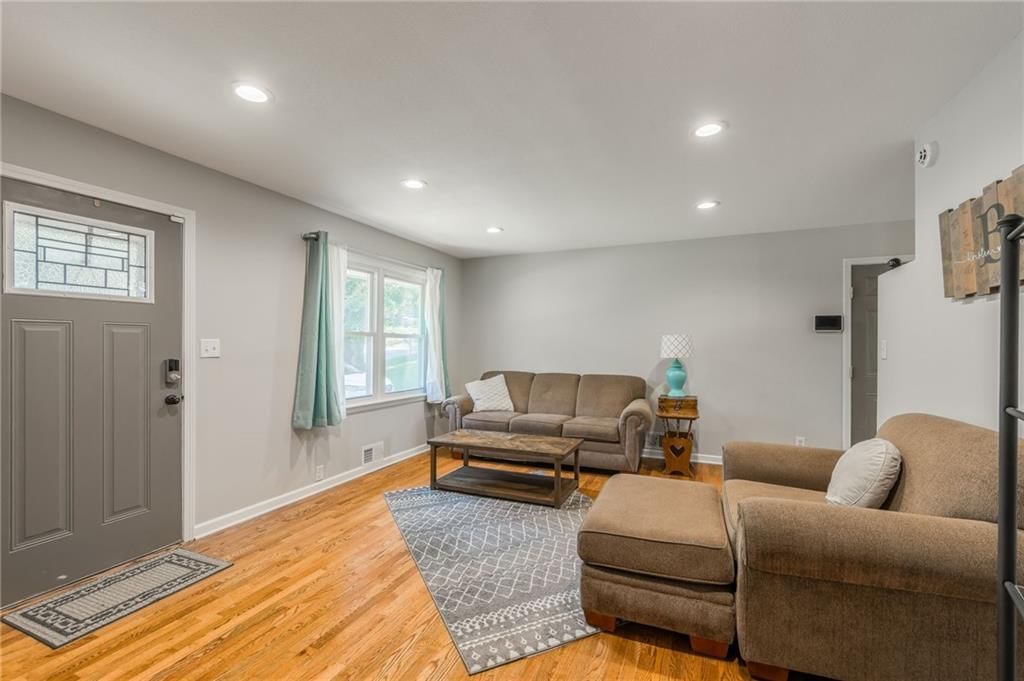 208 JACKSON Avenue — photo 6