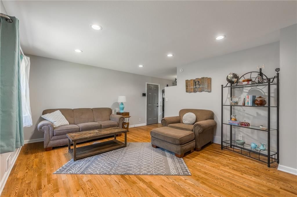 208 JACKSON Avenue — photo 7