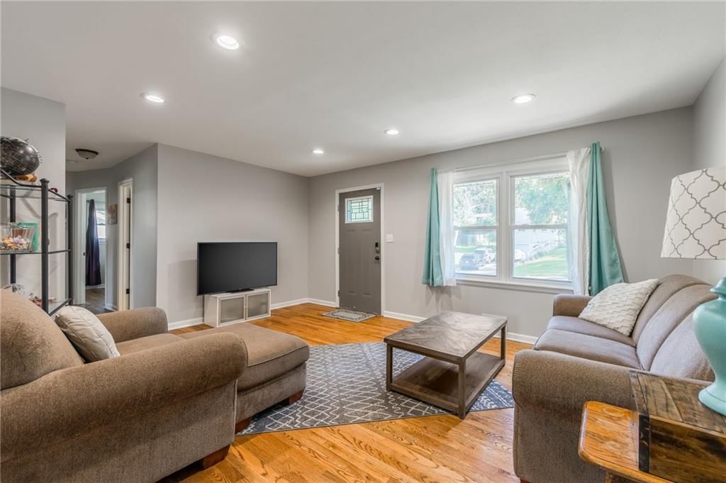 208 JACKSON Avenue — photo 8