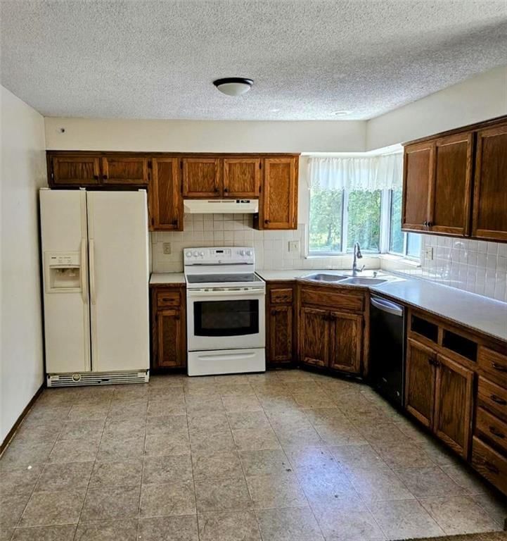 505 NW Delwood Drive — photo 8