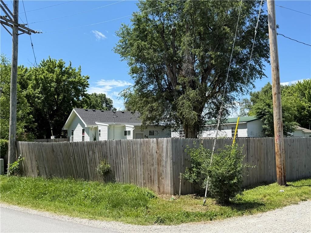 410 E Elm Street — photo 13