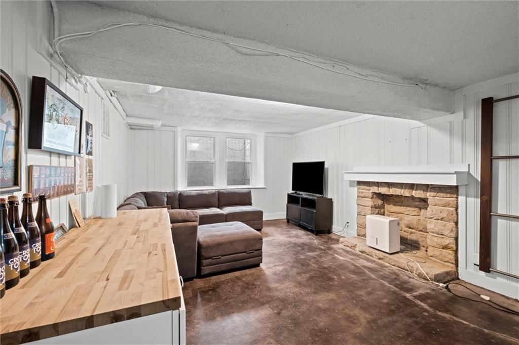 611 E 64th Terrace — photo 33