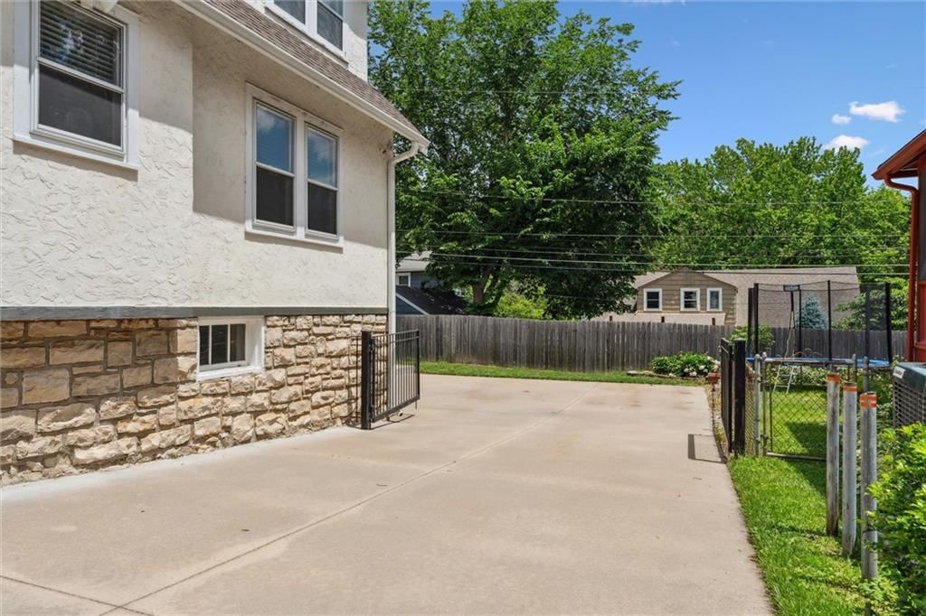 6661 Locust Street — photo 29