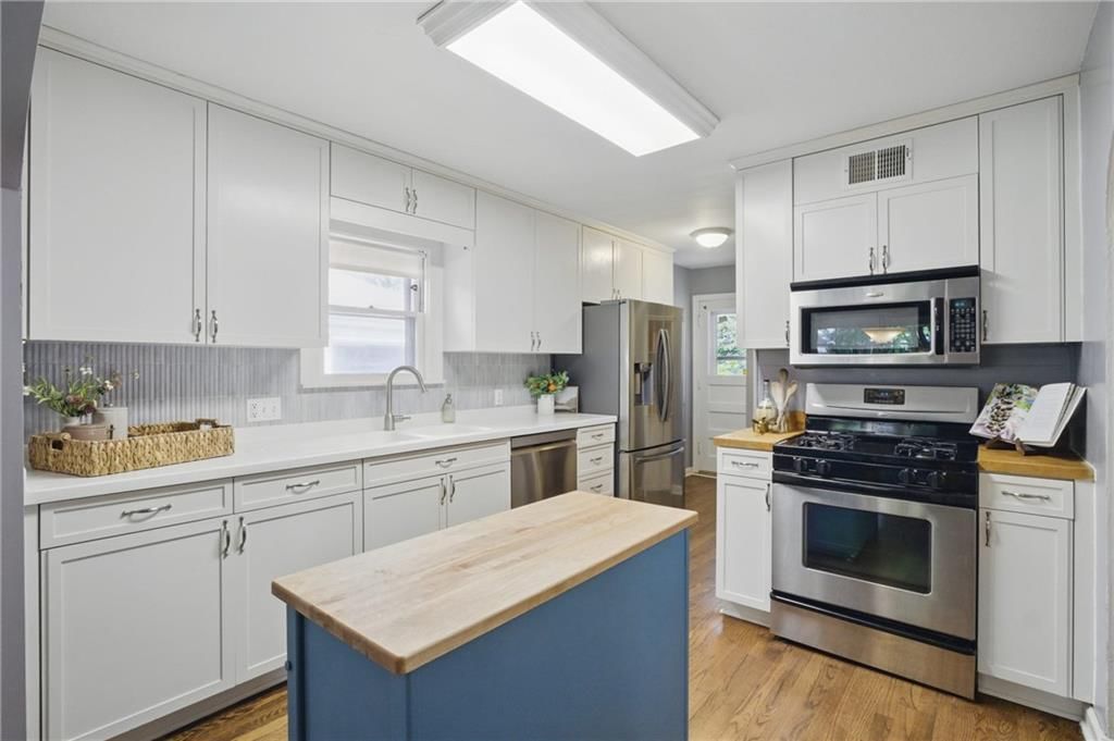 440 E 74th Terrace — photo 11
