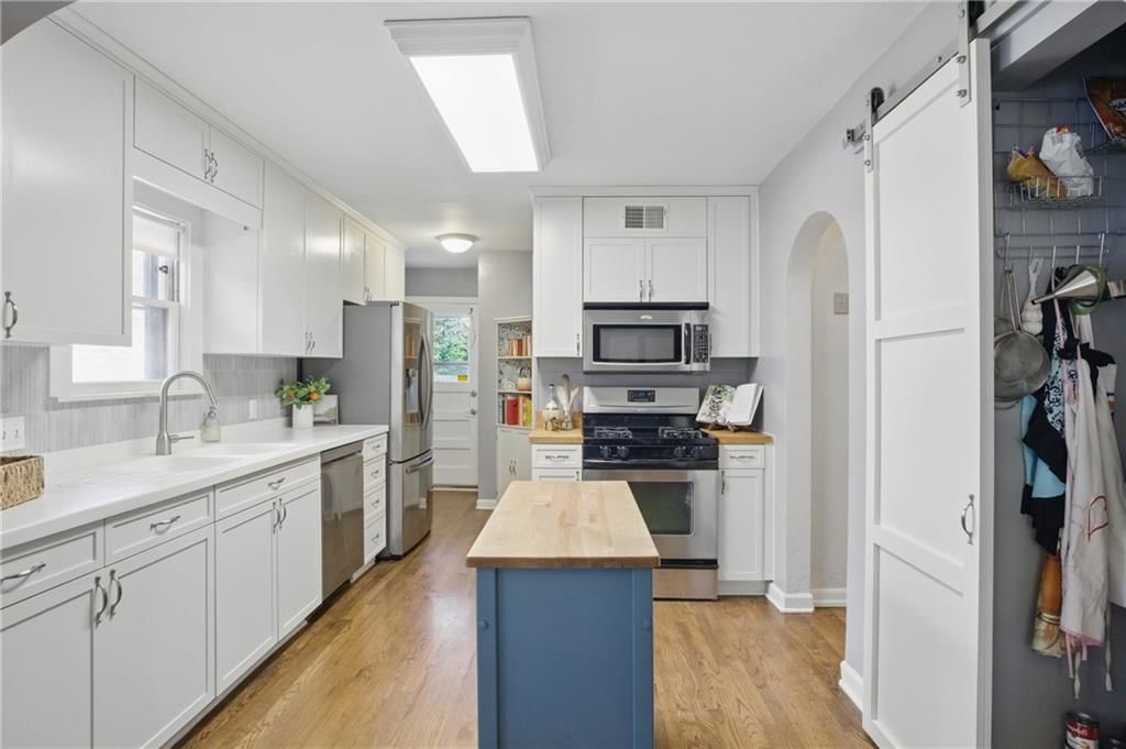 440 E 74th Terrace — photo 10