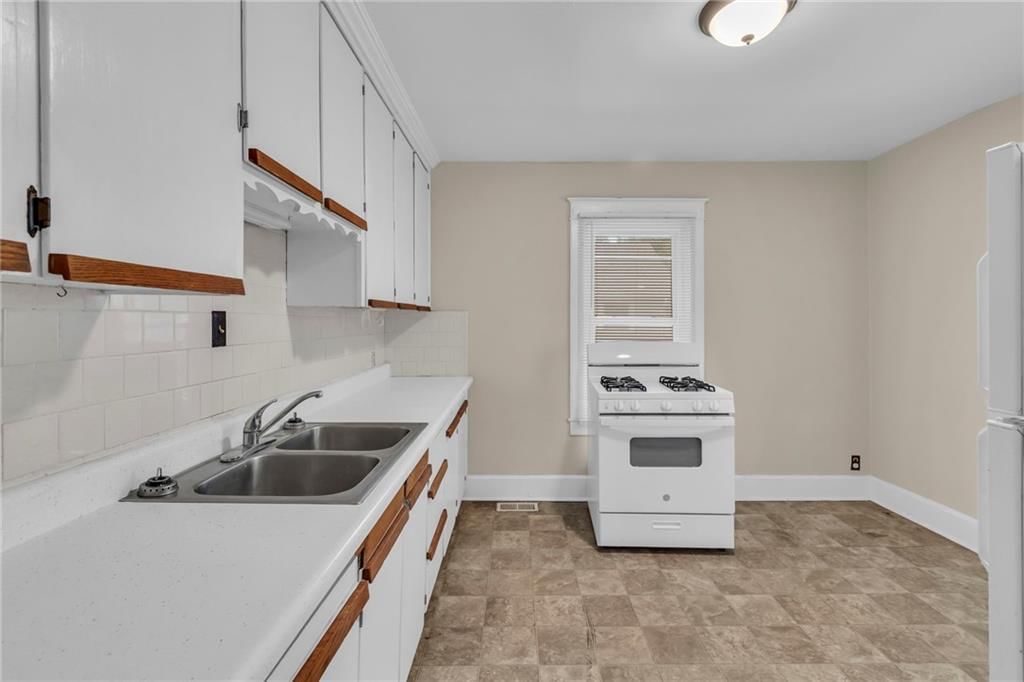 1403 S STERLING Avenue — photo 9