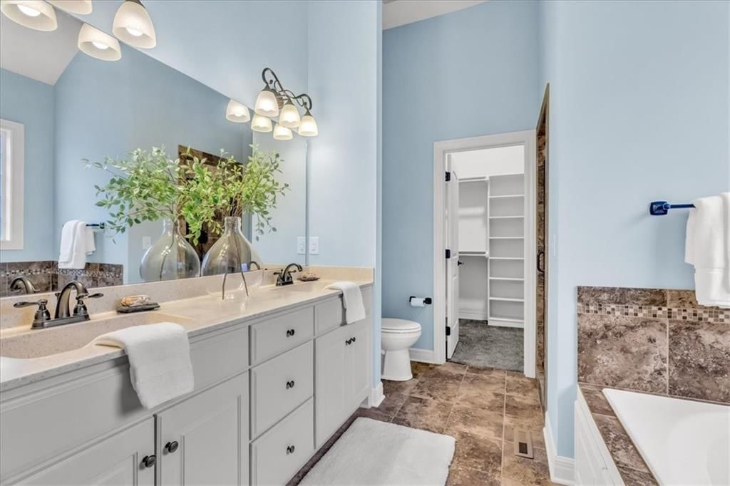 1718 NE Chapel Woods Drive — photo 12