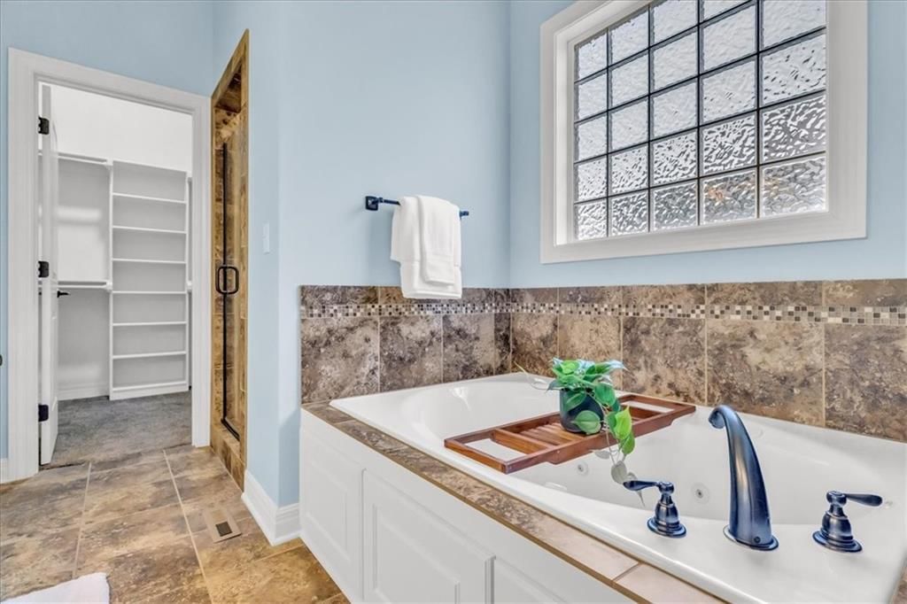 1718 NE Chapel Woods Drive — photo 13