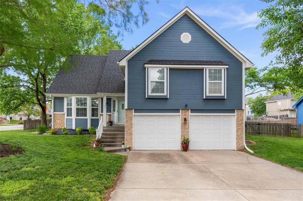 1906 CHOCTAW Drive, Greenwood, MO