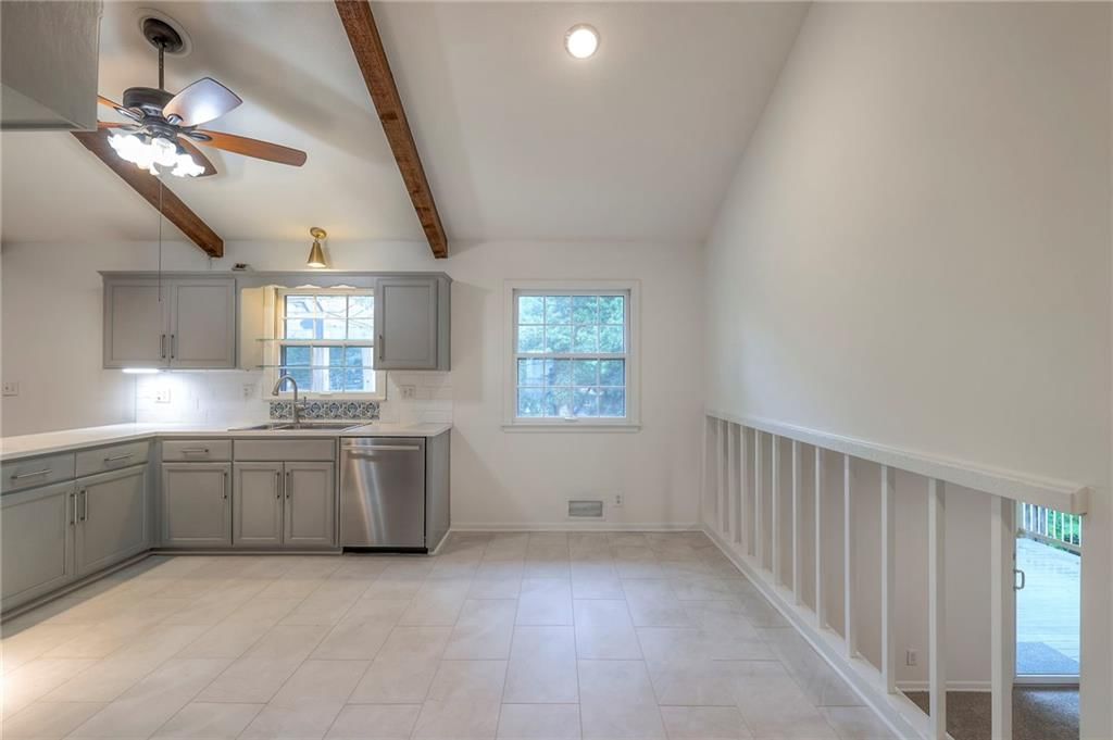 10528 Oak Street — photo 11