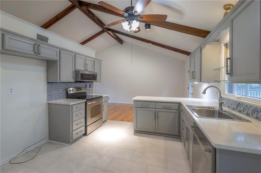 10528 Oak Street — photo 10