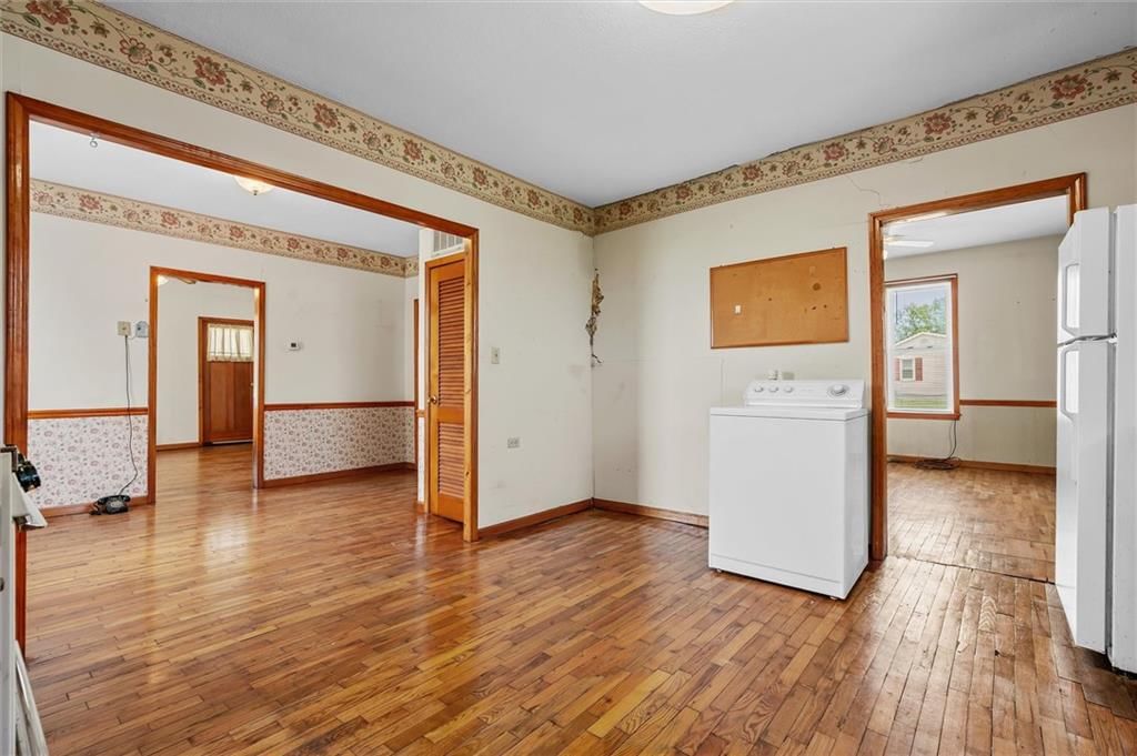 210 E Walnut Street — photo 11