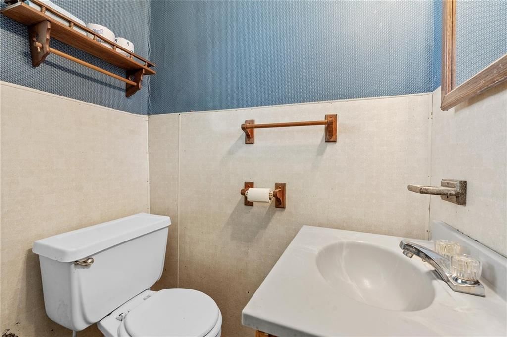 210 E Walnut Street — photo 15