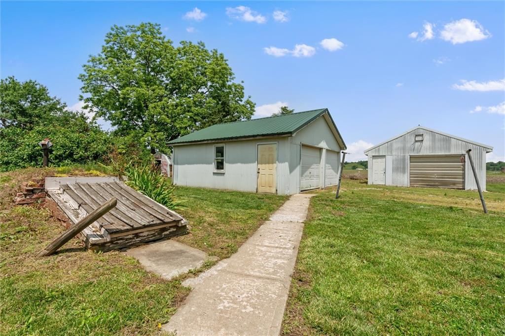 210 E Walnut Street — photo 4