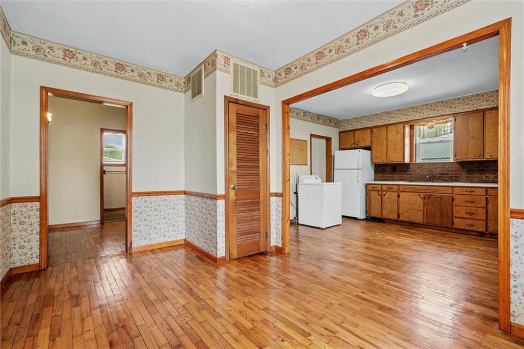 210 E Walnut Street — photo 5