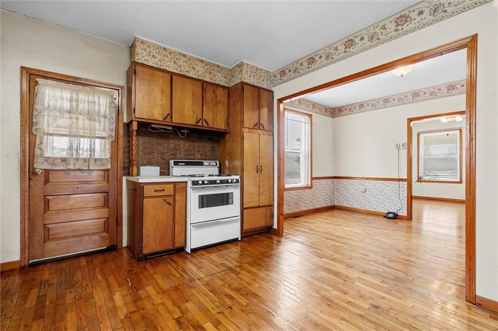 210 E Walnut Street — photo 7