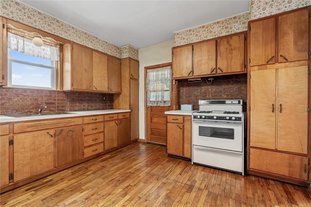 210 E Walnut Street — photo 9