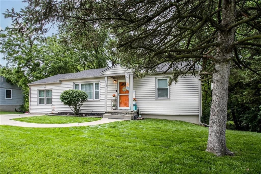 7815 Longwood Avenue — photo 3