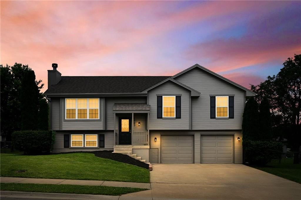 1705 JOHNSTON Drive, Raymore, MO