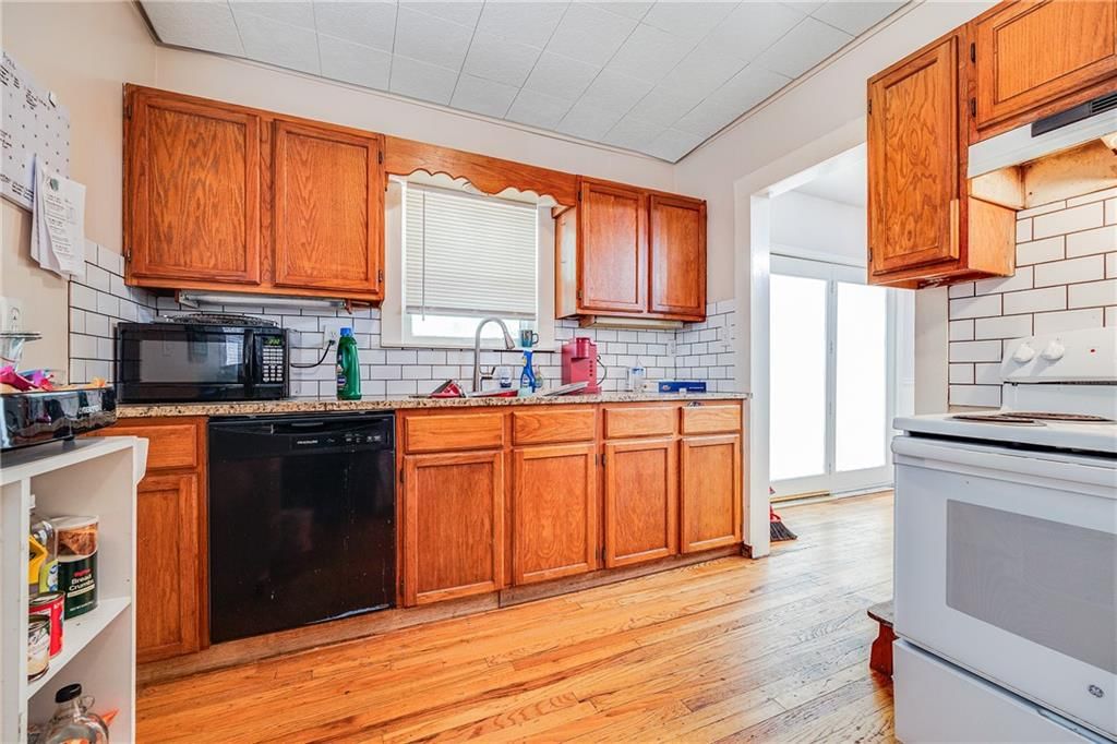 215 S Leonard Street — photo 11